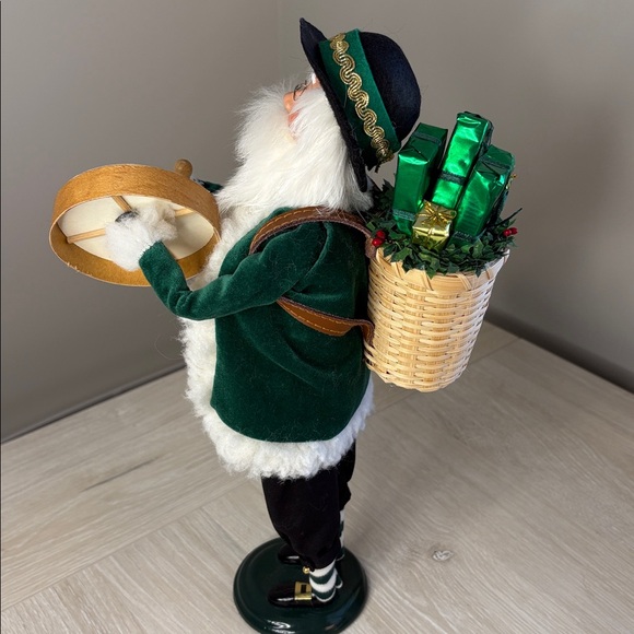 Byers Choice 2007 Irish Santa with Drum and Basket of Presents - Picture 9 of 12